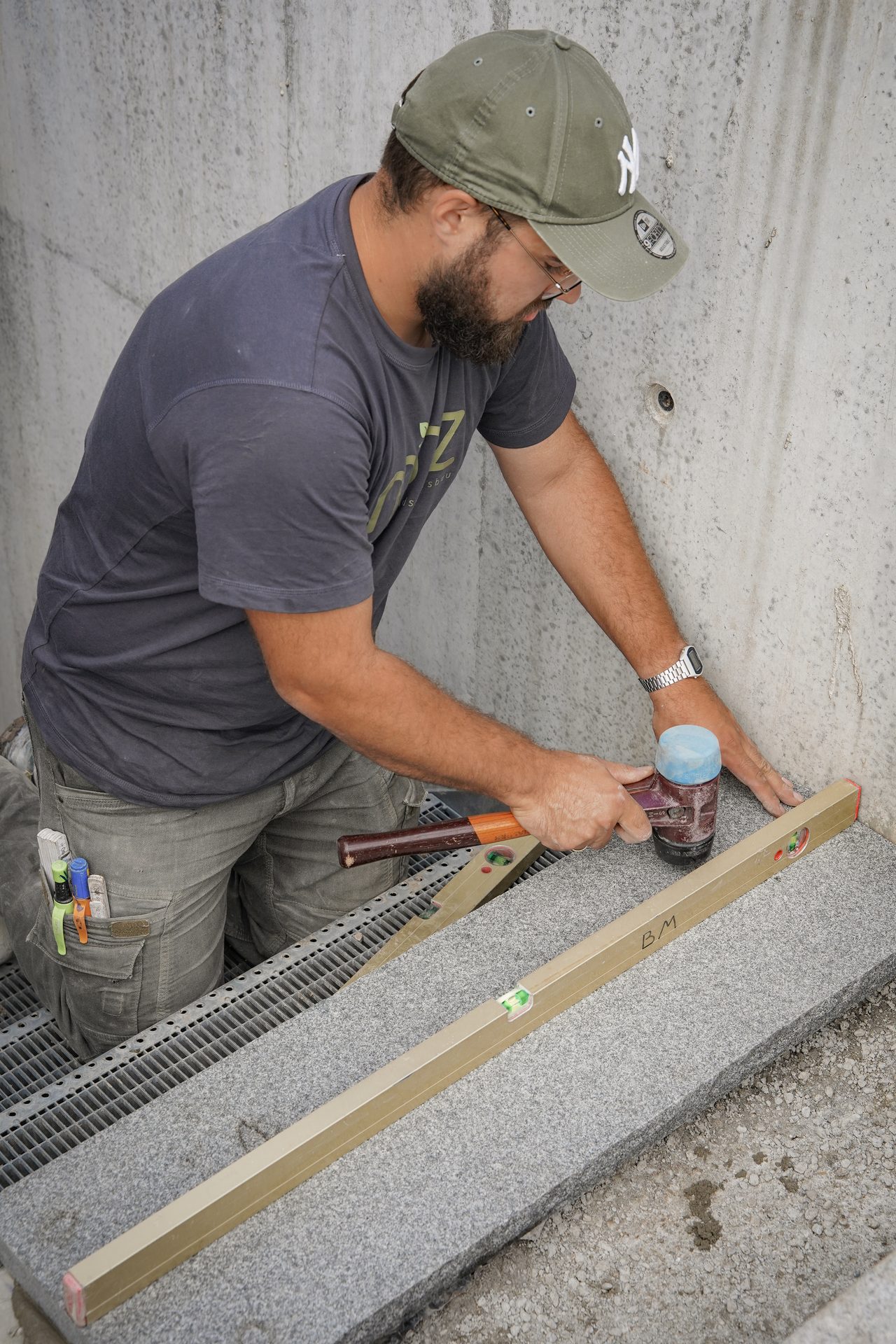 Granit-Blockstufen einbauen, Lichthof mit Naturstein-Pallisadenmauer