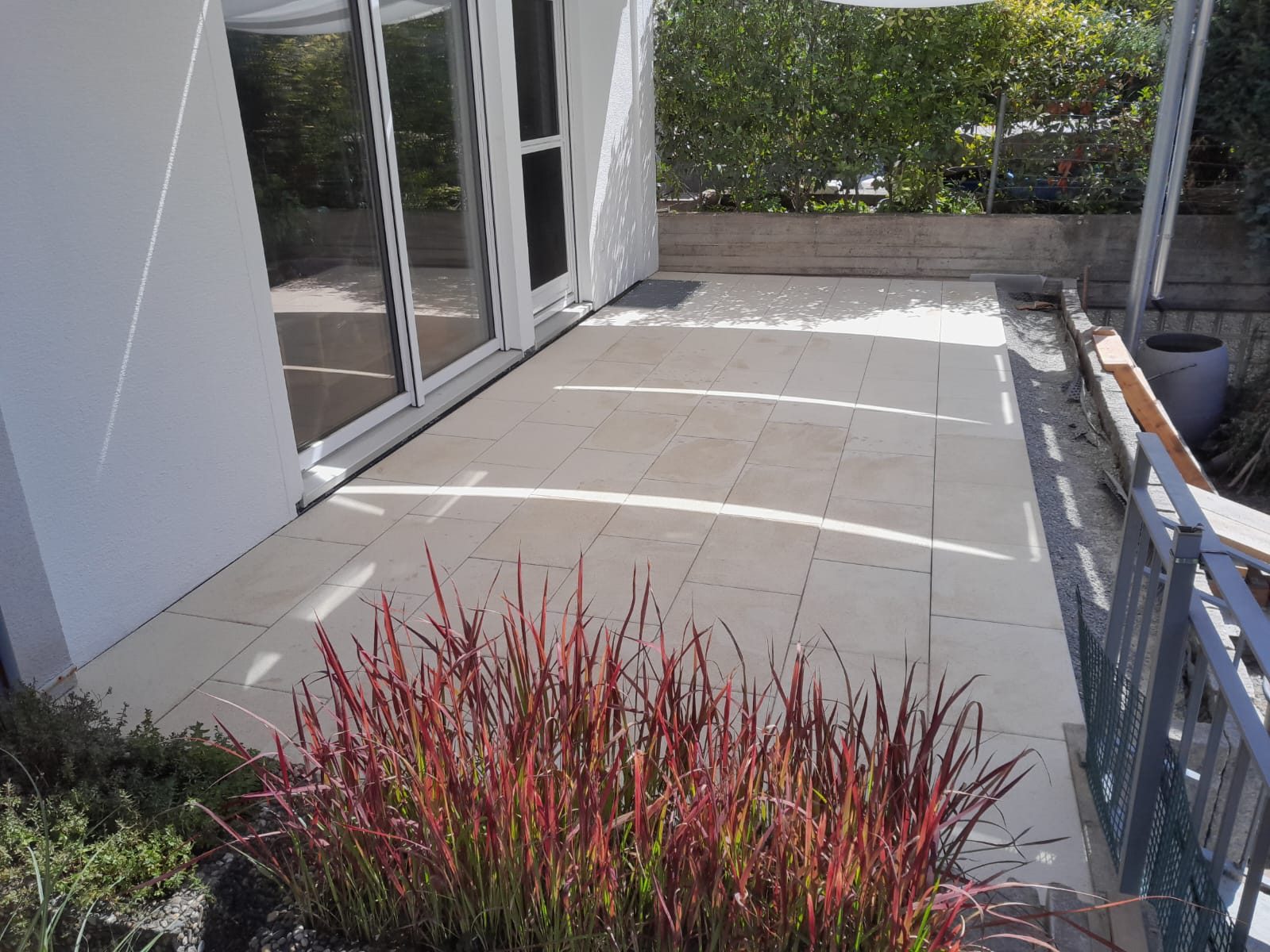 Terrasse Stuttgart – Granitbelag mit japanischem Ziergras